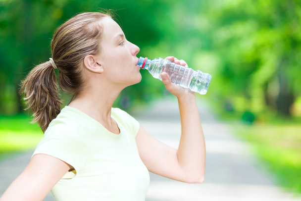 Женщина пьет воду из бутылки
 - Фото, изображение