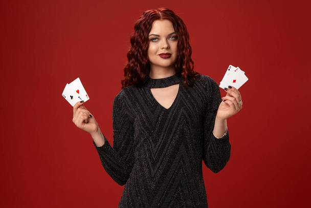 schöne rothaarige Frau hält ein paar Spielkarten. Casino - Foto, Bild