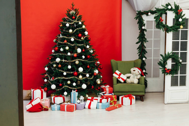 Weihnachtsbaum mit Geschenken für das neue Jahr roter Hintergrund - Foto, Bild