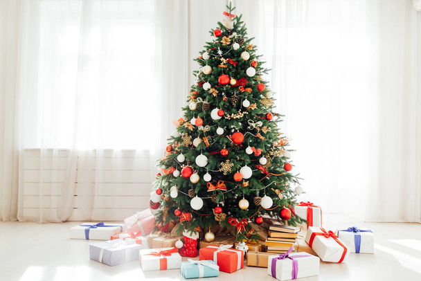 lumières guirlande arbre de Noël avec cadeaux Nouvel An 2022 - Photo, image