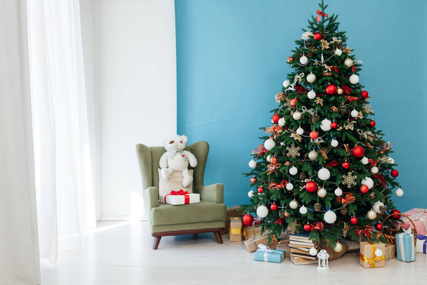 licht slinger kerstboom met geschenken Nieuwjaar - Foto, afbeelding