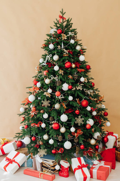 φως γιρλάντα χριστουγεννιάτικο δέντρο με δώρα το νέο έτος - Φωτογραφία, εικόνα