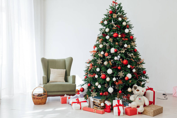 luzes guirlanda árvore de Natal com presentes Ano Novo - Foto, Imagem