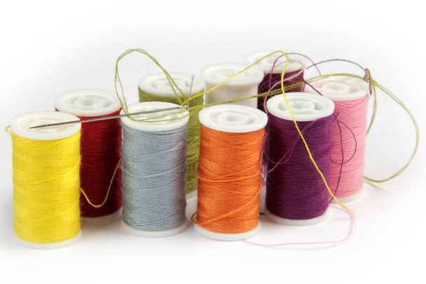 varios colores de hilo y aguja de coser - Foto, Imagen