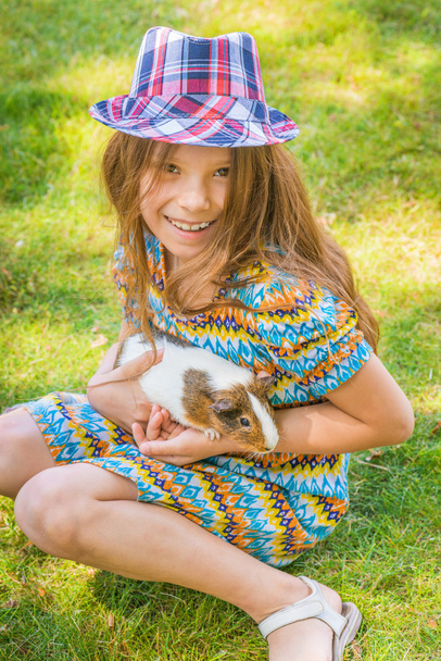 Маленькая девочка гладит морскую свинью
 - Фото, изображение