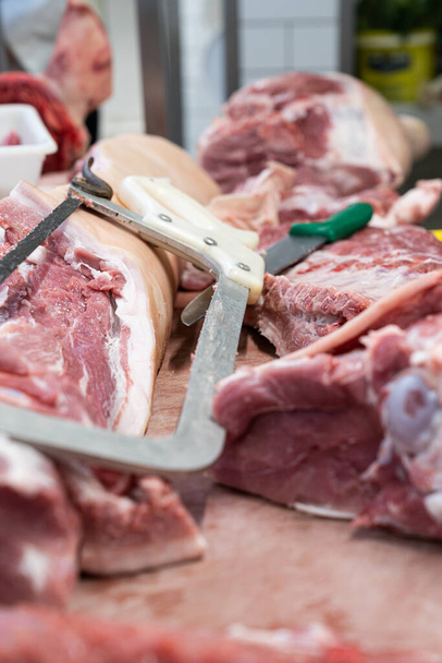 Un primer plano de una mesa de un carnicero en una tienda de carne de cerdo tradicional francesa - Foto, Imagen