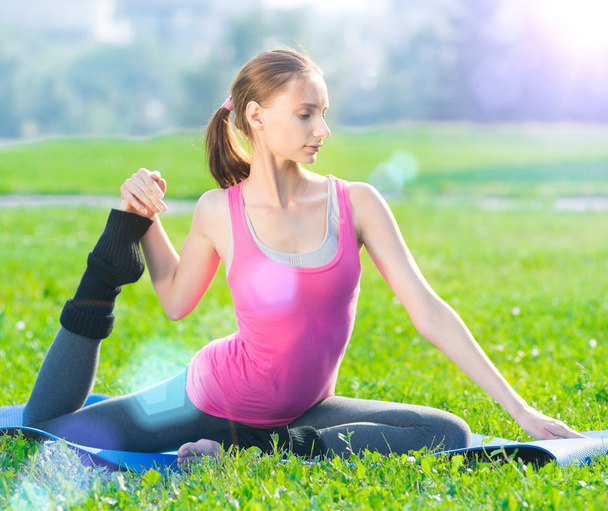Woman doing stretching exercise - Foto, imagen