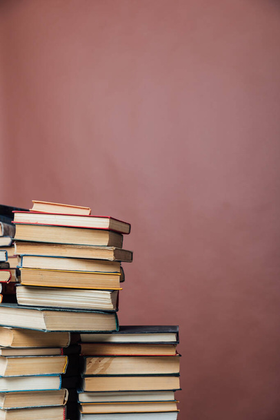 pilhas de livros educacionais na biblioteca em um fundo marrom - Foto, Imagem