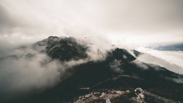 Una vista ipnotizzante delle splendide montagne svizzere sotto le nuvole in una giornata cupa - Foto, immagini