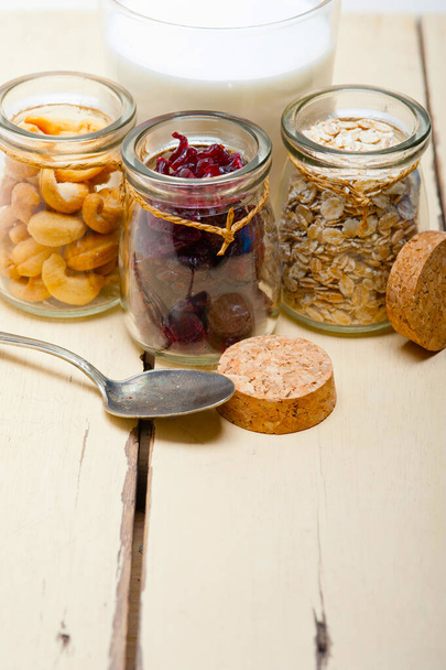 ingredienti per la colazione sano latte avena anacardi craisinn cramberry essiccati
  - Foto, immagini