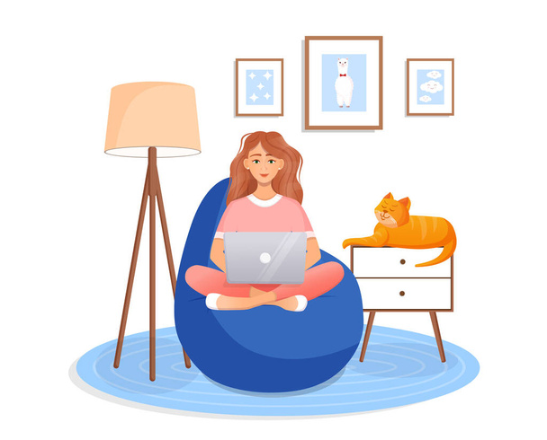 Vrouw zit thuis op een zitzak stoel aan een laptop computer. Werk op afstand, kantoor thuis, programmering, freelance. Studeer thuis in quarantaine. Vector illustratie. Gezellig interieur met een kat - Vector, afbeelding