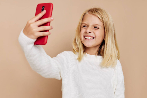 onnellinen lapsi älypuhelimella rajattu näkymä. Laadukas kuva - Valokuva, kuva