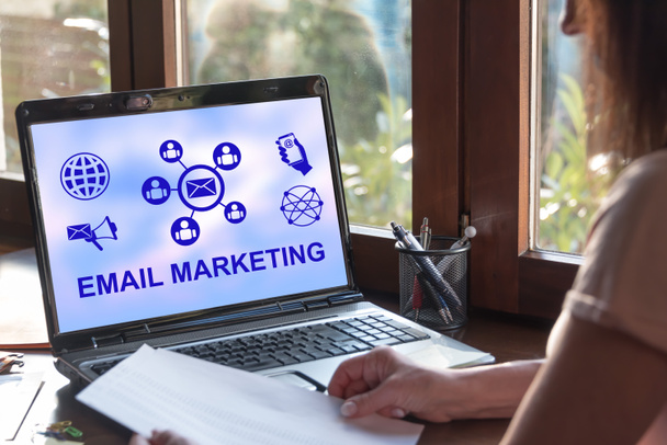 Laptop displej zobrazující koncept e-mailového marketingu - Fotografie, Obrázek