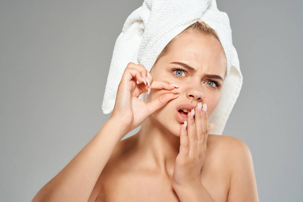 mooie vrouw doen acne behandeling lichte achtergrond. Hoge kwaliteit foto - Foto, afbeelding