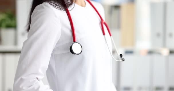 Žena lékař v bílém plášti se změní na fotoaparát zpomalený film 4k - Záběry, video