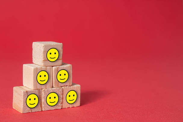 Un primer plano de los bloques de madera con emoji. - Foto, Imagen
