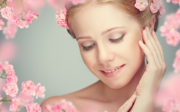 Bellezza viso di giovane bella donna con fiori rosa
  - Foto, immagini