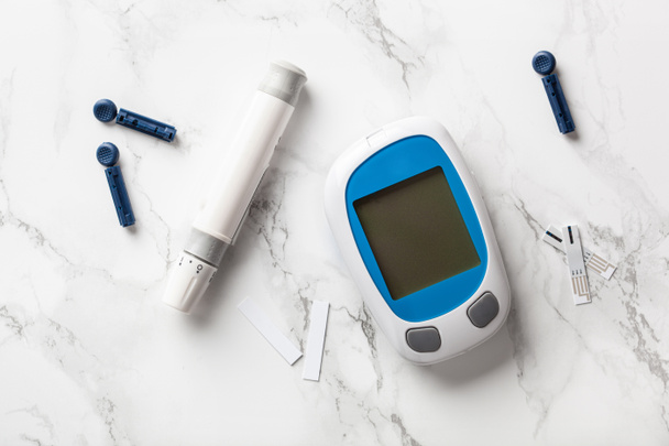 血糖値計と血糖値やケトンレベルの自己監視のためのストリップ。糖尿病やケトダイエット - 写真・画像
