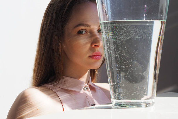 Portrait conceptuel surréaliste Femme caucasienne regardant à travers un vase d'eau - Photo, image