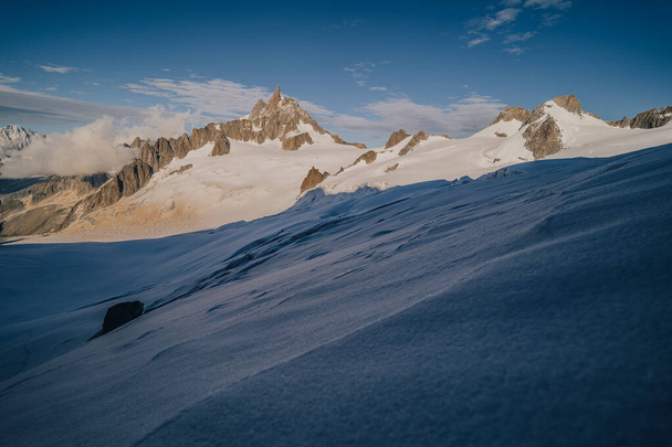 Alto paesaggio montano innevato con crepacci, neve, parete rocciosa e cresta. Alpinismo, alpinismo. Dente del Gigante, Courmayer, Italia - Foto, immagini