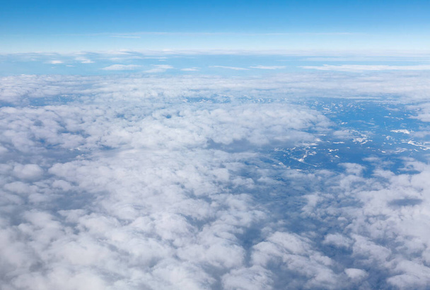 Lentokonenäkökulma. Pilvet ja vuoret näkymä ylhäältä  - Valokuva, kuva