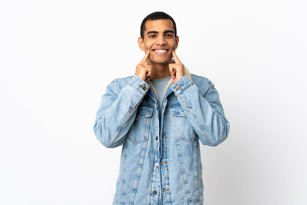 Africano homem americano sobre isolado fundo branco sorrindo com uma expressão feliz e agradável - Foto, Imagem