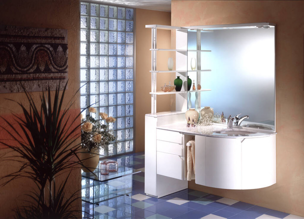 Foto de una sola toma de una habitación con armario de baño - Foto, Imagen