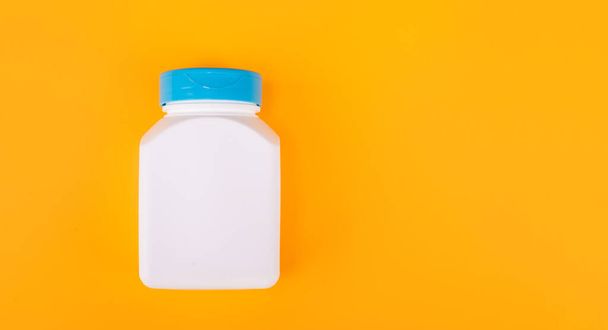 supplement jar white color on blue background with copy space, vitamin - Foto, Imagem