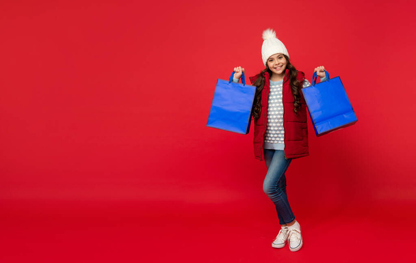 seasonal christmas sales. cheerful teen girl in with shopping bag. present and gifts buy. - Fotoğraf, Görsel