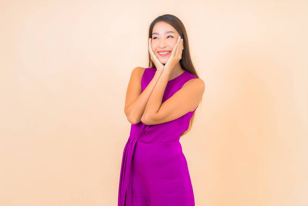 Porträt schöne junge asiatische Frau in Aktion auf Farbe isoliert Hintergrund - Foto, Bild
