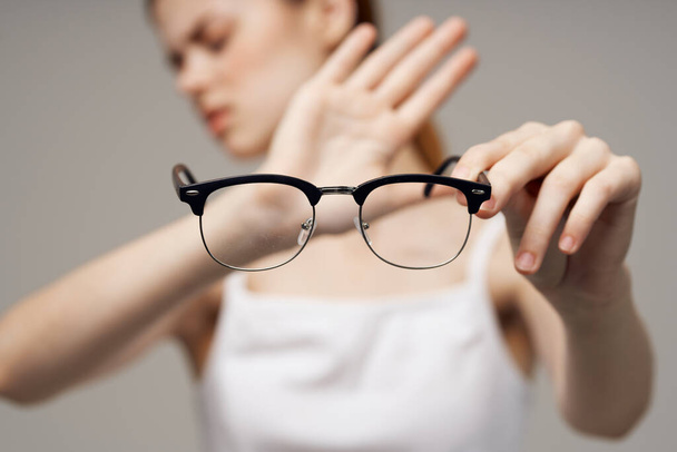 γυναικεία γυαλιά στα χέρια του αστιγματισμού στούντιο θεραπεία - Φωτογραφία, εικόνα