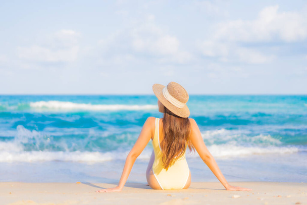 Retrato bonito jovem asiático mulher relaxar sorriso lazer ao redor praia mar oceano em viagem férias viagem - Foto, Imagem