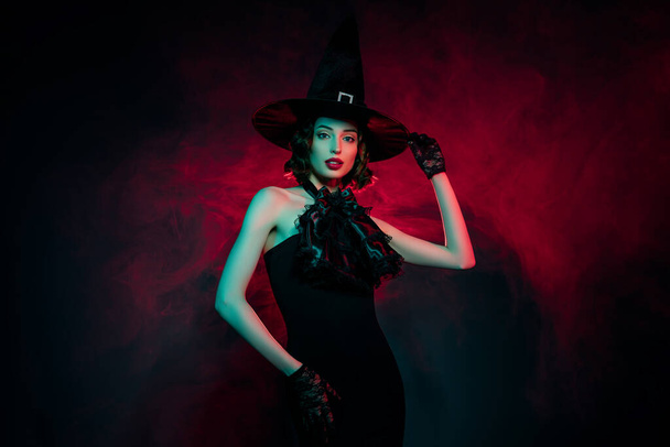 Foto de adorable mujer misteriosa sexy usar vestido de bruja gótica mano brazo diadema aislado rojo niebla color fondo - Foto, Imagen