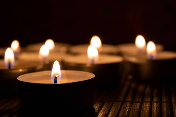 svíčky na tmavém pozadí - Fotografie, Obrázek