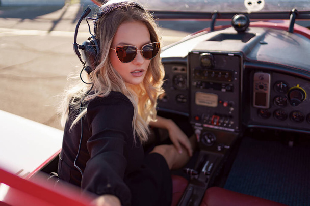 Egy fiatal nő vezeti a repülőt. - Fotó, kép
