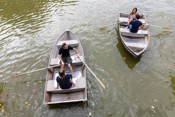 NEW YORK, USA - 17. September 2017: Boote auf dem See im Central Park in NYC. Der Central Park Lake ist ein wesentlicher Bestandteil des von Frederick Law Olmsted und Calvert Vaux entworfenen Greensward Design Plans - Foto, Bild
