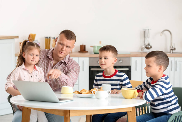 Щасливий батько зі своїми маленькими дітьми проводить час разом вдома
 - Фото, зображення