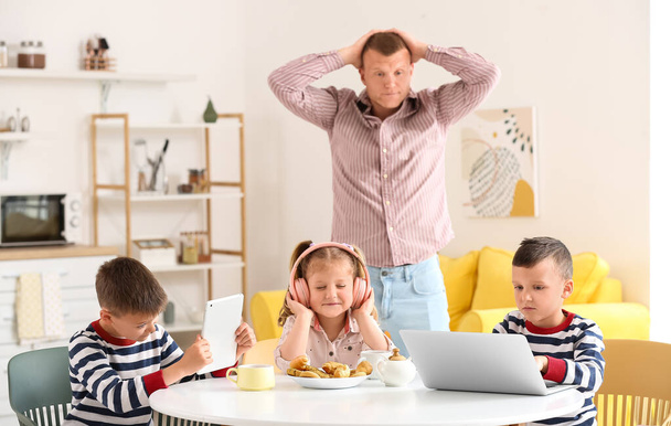 Fatigué père avec ses petits enfants passer du temps ensemble à la maison - Photo, image