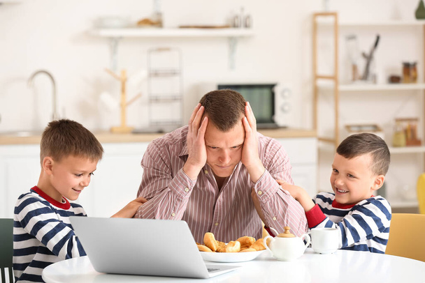 Cansado pai com seus filhos pequenos passar o tempo juntos em casa - Foto, Imagem