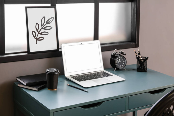 Kényelmes munkahely laptop ablakkal a szoba belsejében - Fotó, kép
