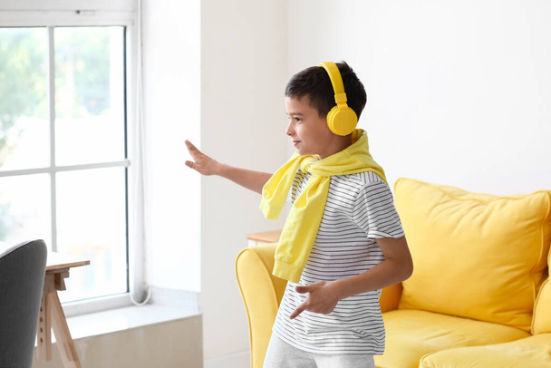 Roztomilý chlapeček poslouchající hudbu a tancující doma - Fotografie, Obrázek