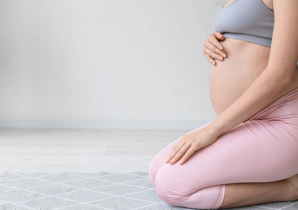 Giovane donna incinta rilassante a casa, primo piano - Foto, immagini