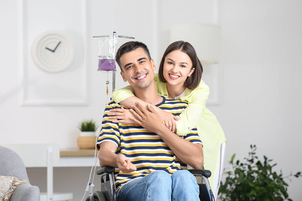 Giovane in sedia a rotelle su IV e sua moglie a casa - Foto, immagini