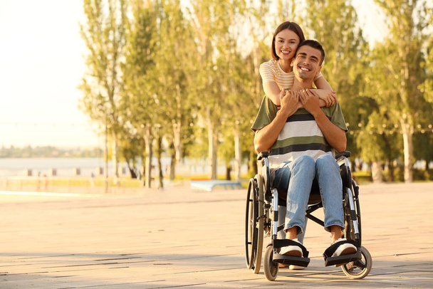 Mladý muž s tělesným postižením a jeho žena venku - Fotografie, Obrázek