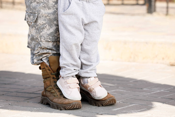 足の女性兵士とともに彼女の小さな娘屋外 - 写真・画像