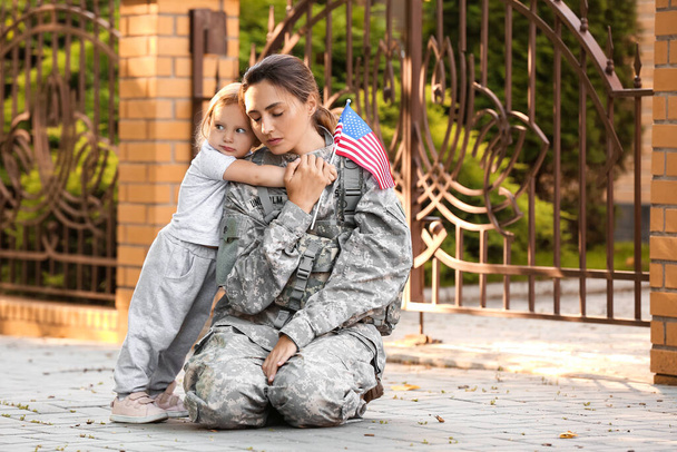 Солдат і його маленька дочка з прапором США. - Фото, зображення