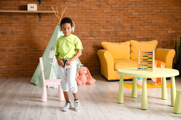 Afrikai-amerikai fiú zenét hallgat otthon - Fotó, kép