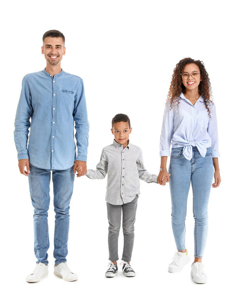 Happy interracial rodina drží ruce na bílém pozadí - Fotografie, Obrázek
