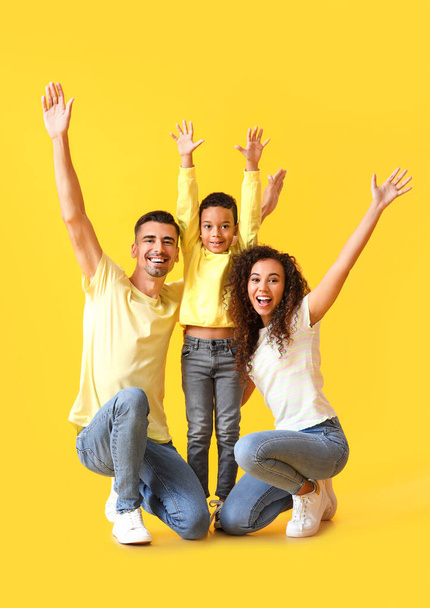 Renkli arka planda mutlu ırklar arası aile - Fotoğraf, Görsel