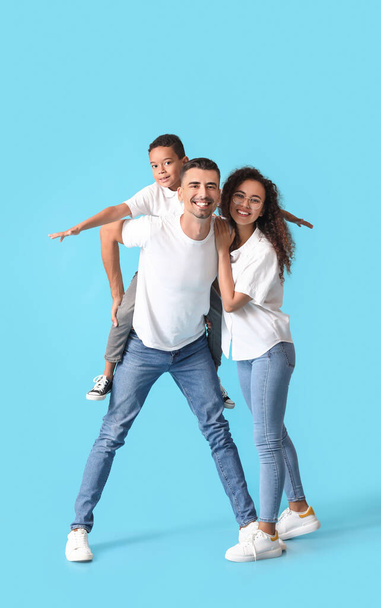 Happy interracial rodina na barevném pozadí - Fotografie, Obrázek